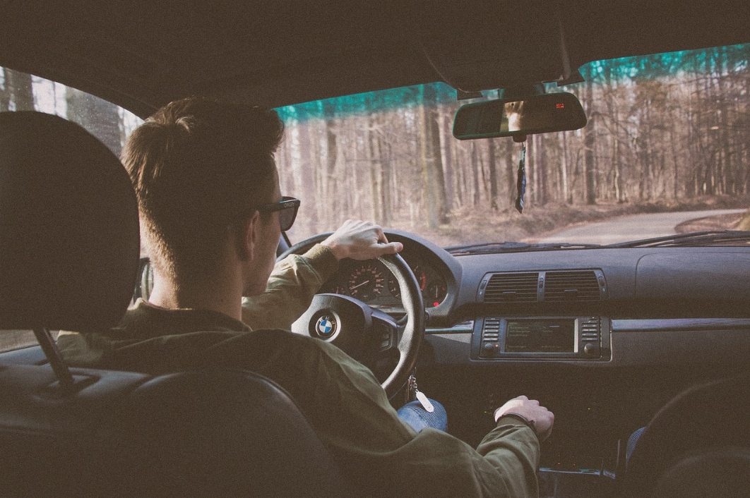 Conducteur Dans Casque De Sport à L'intérieur De La Cabine Tours Volant Du  Volant De Voiture Entre à La Dérive Tour Banque De Vidéos - Vidéo du  chassoir, véhicule: 255242914